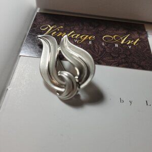 Crown Trifari Textured Swirl Rhodium Brooch Pin Vintage Elegant and Special